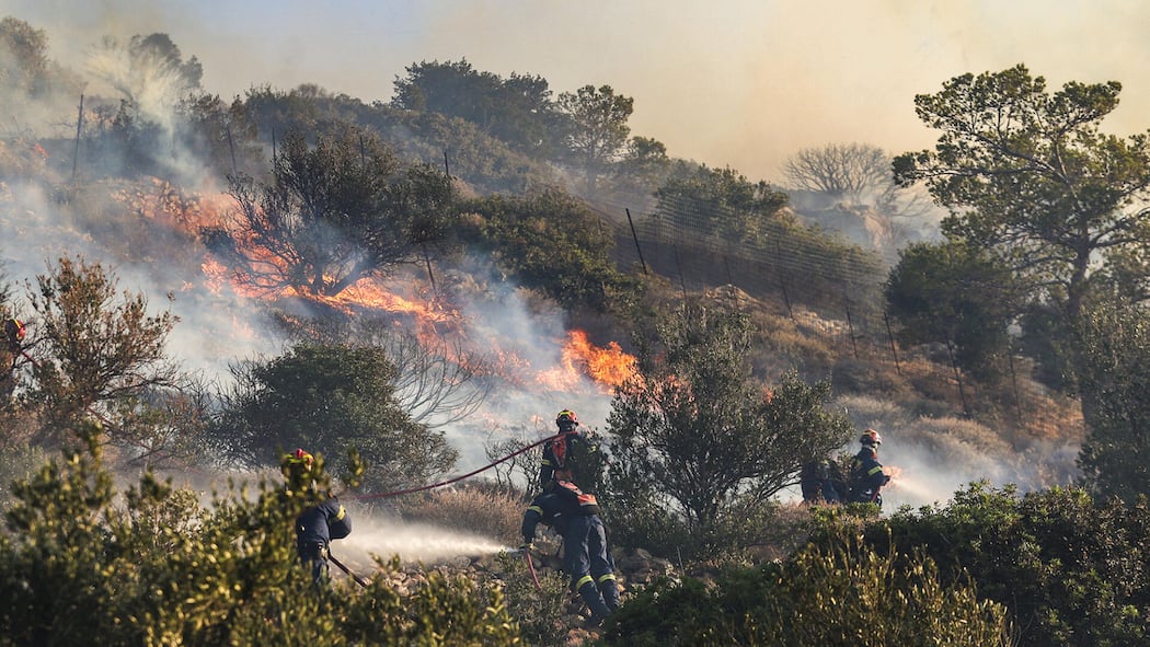 Reise wegen Waldbränden abgesagt – wer zahlt? Feuerwehrleute auf Kreta kämpfen seit Anfang Juli 2025 gegen Waldbrände auf der Insel. Schweizer Ferienreisende, die eine Pauschalreise gebucht haben, können kostenlos von der Reise zurücktreten, wenn der Veranstalter die Reise absagt. Das sind die Rechte.