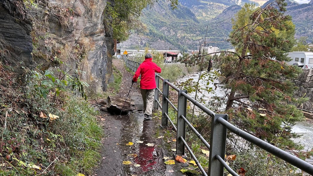 Wanderweg bleibt offen, obwohl Felsbrocken runterkommen Die Bevölkerung nutzt den Weg ins Naherholungsgebiet Grindji in Brig-Glis trotz der Gefahr.