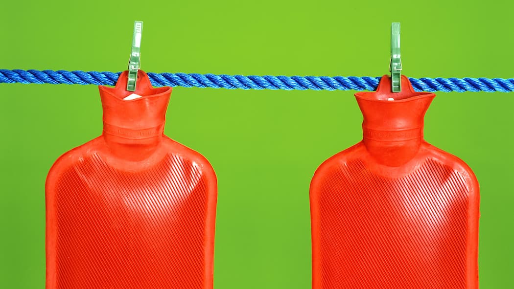 Das müssen Sie über gefährliche Weichmacher wissen Two bright red hot water bottles are seen hanging from a blue line in this arranged studio photograph in Norwich, Norfolk, U.K., in May, 1997. Modern day conventional hot water bottles were invented in 1903 and are manufactured in natural rubber or P…