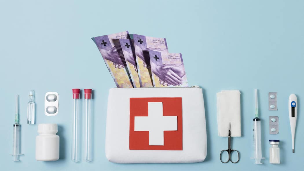 Pharmafirmen überschütten Ärzte und Spitäler mit noch mehr Geld Collage zum Thema: Die Pharmaindustrie hat ihre Zahlungen an Schweizer Ärzte und Gesundheitsorganisationen im Jahr 2024 auf einen neuen Höchststand von 250 Millionen Franken erhöht.
Bildelemente:
Freepik_draufsicht-gesundheit-stillleben-anordnung…