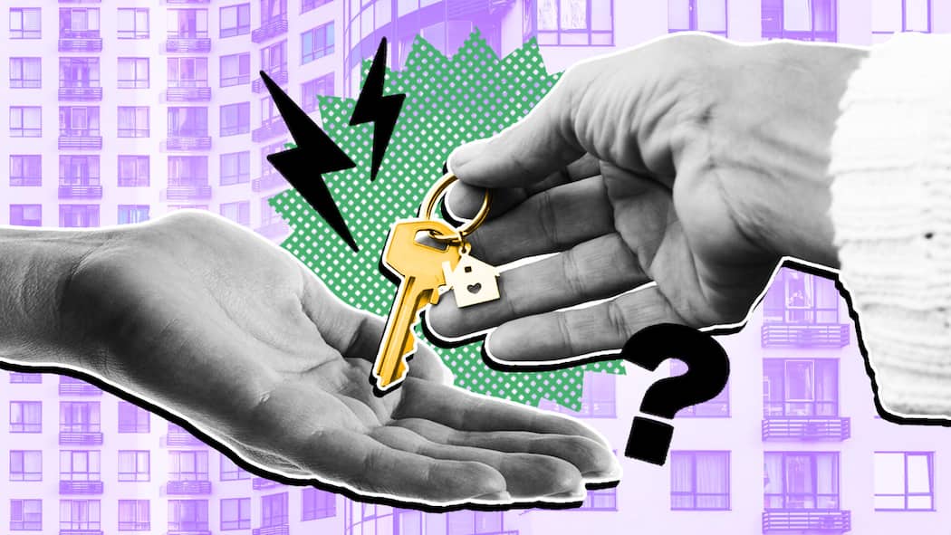Wohnung kündigen – so läuft alles korrekt ab Eine Hand reicht einer anderen einen Schlüssel neben Blitzsymbolen und einem Fragezeichen vor lila Hausfassade. Was bei einer Wohnungskündigung zu beachten ist.