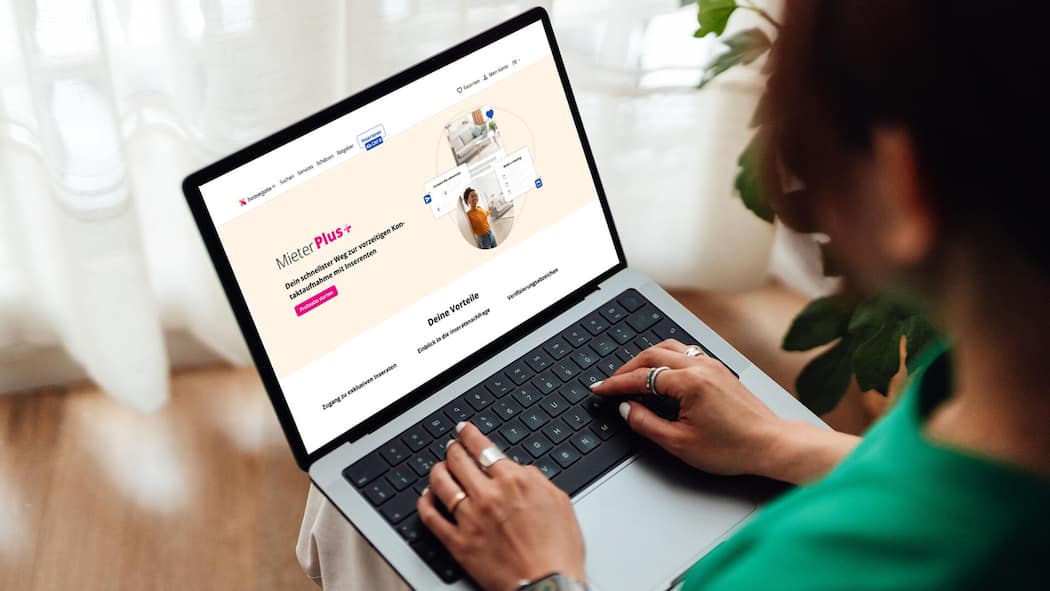 Vortritt für Geld – so benachteiligt «Mieterplus» Armutsbetroffene Frau mit Mieterplus-Homepage auf Laptop - Wer Wohnungsinserate sofort sehen will, muss zahlen. Caritas kritisiert, dass der «bezahlte Vortritt» arme Menschen diskriminiert. Inzwischen verlangen sogar Genossenschaften Geld für ihre Listen