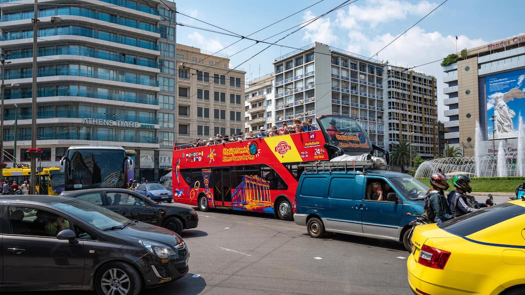 In diesen Ländern jagen KI-Kameras Handy-Sünder im Auto ATHENS, GREECE - MAY 14, 2022: Group of tourists, taking a tour on the open-top double-decker bus Omonia Square
imago735877277