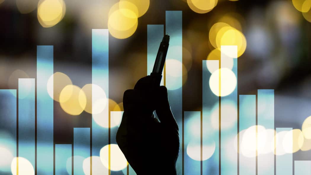 Das lösen Abnehmspritzen im Körper aus A hand holding an Ozempic needle injection pen is seen silhouetted against small lights in this illustration photo in Warsaw, Poland on 03 September, 2023. (Photo by Jaap Arriens/NurPhoto via Getty Images)