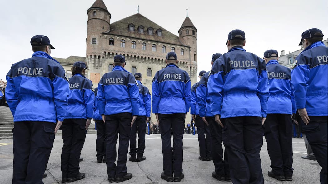 Polizei unter Druck: Was tun gegen Rassismus im Korps? Des policiers vaudois sont au garde-a-vous lors de la la ceremonie de prestation de serment de l'ecole d'aspirantes et aspirants 2012 ainsi que des nouveaux collaborateurs de la Police cantonale vaudoise ce jeudi 7 mars 2013 a Lausanne. A cette occas…