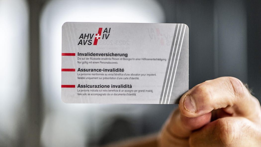 Junge bringen die IV in Not Ein Ausweis der Invalidenversicherung (IV); IV ist hoch defizitär. Der Hauptgrund: psychisch kranke Jugendliche. Der Beobachter zeigt mögliche Lösungen.