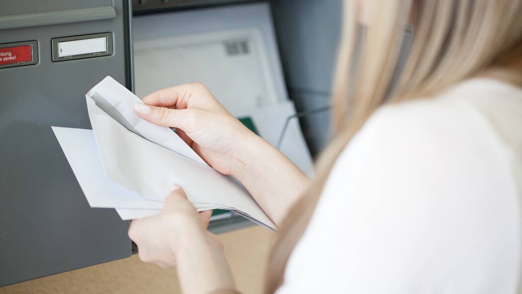 Inkassobüro fordert Geld trotz Konkurs Frau öffnet am Briefkasten einen Brief