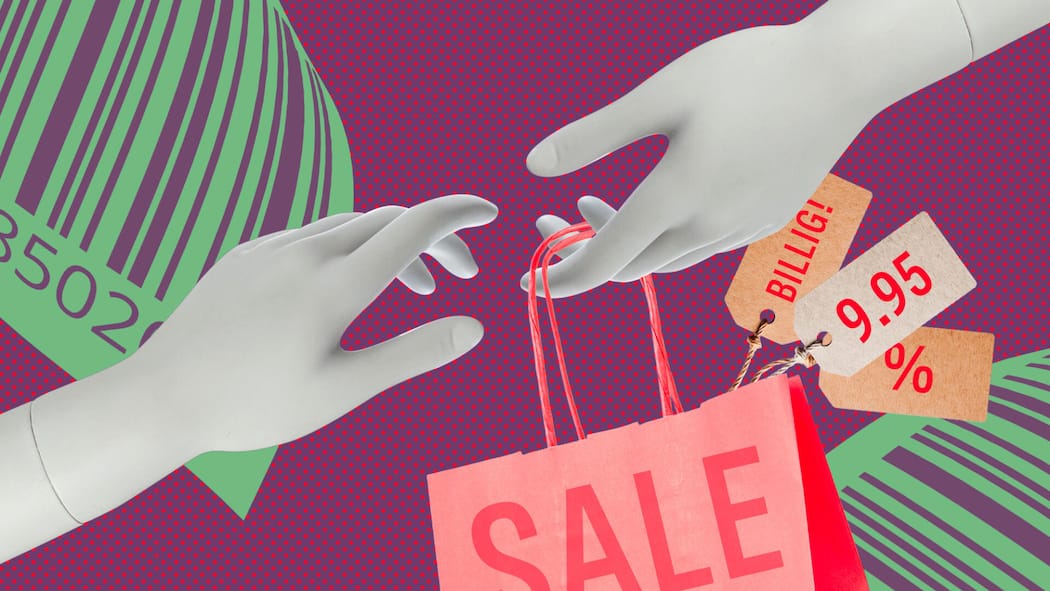 Darum müssen Preise aus der Werbung nicht wahr sein Eine Hand einer Schaufensterpuppe reicht einer anderen Hand eine Einkaufstasche, bei der ein Etikett mit einem Preisschild angebracht ist - Welche Regeln müssen Schweizer Läden und Geschäfte befolgen, um den Preis für Produkte anzuschreiben und auf welche Rechte können Konsumentinnen und Konsumenten zählen? Der Beobachter sagt, was in der Schweiz gilt.