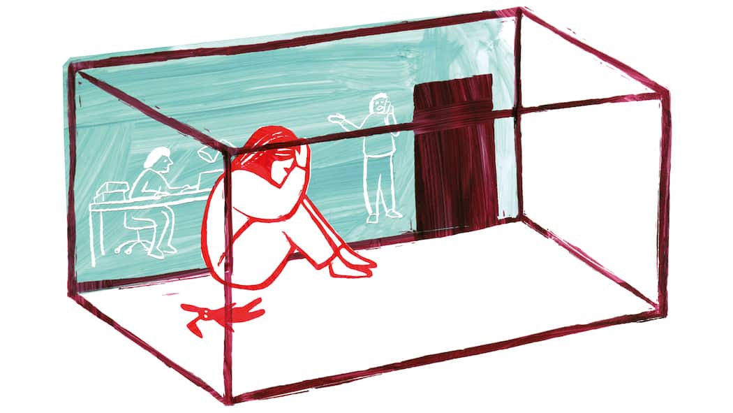So schützen wir unsere Kinder Ein kleines Mädchen sitzt zusammengekauert und verängstigt auf dem Boden eines Zimmers, das in Form eines Quaders illustriert ist. Sexualisierte Gewalt und Missbrauch an Kindern kommt auch innerhalb der Familie vor. Was tun, um Kinder vor sexueller Ausbeutung zu schützen? Die Tipps der Expertin