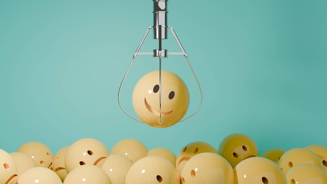 Positiver über sich selbst denken – so gehts Lottokugel mit lächelndem Smiley - Wer kennt sie nicht, die unangenehme innere Stimme, die uns fertig macht? Die gute Nachricht: Sie erzählt kaum je die Wahrheit – und sie lässt sich verändern