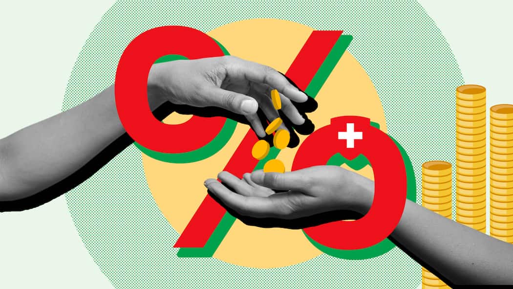 Was tun, wenn ich die Steuern nicht zahlen kann? Zwei Hände ragen durch ein Prozent-Zeichen, wobei die eine Hand sinnbildlich für den Fiskus steht und die andere für den Steuerzahler. Diese Möglichkeiten haben steuerpflichtige Personen in der Schweiz, wenn sie zu wenig Geld haben, um die Steuern zu zahlen.