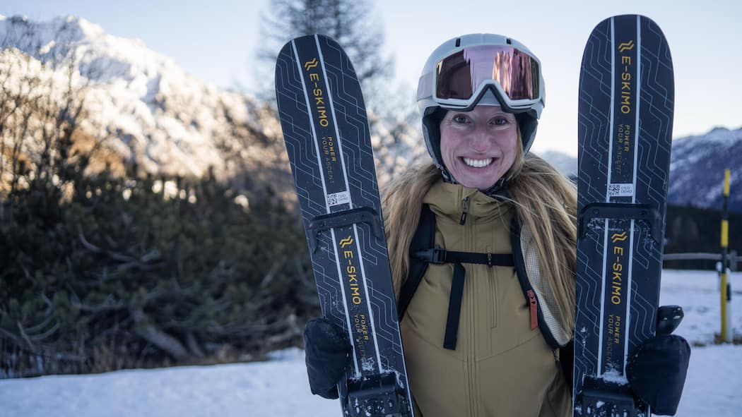 Das taugt der weltweit erste E-Ski – der Test <p>Autorin Tina Fischer hat den motorisierten Ski am Berg getestet.</p>