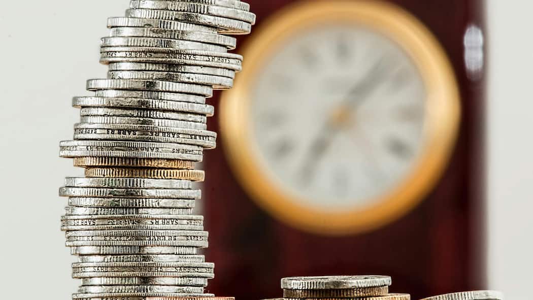 Ihr Weg zum Geld: Der Schweizer Betreibungs-Guide Münzen Geld Uhr