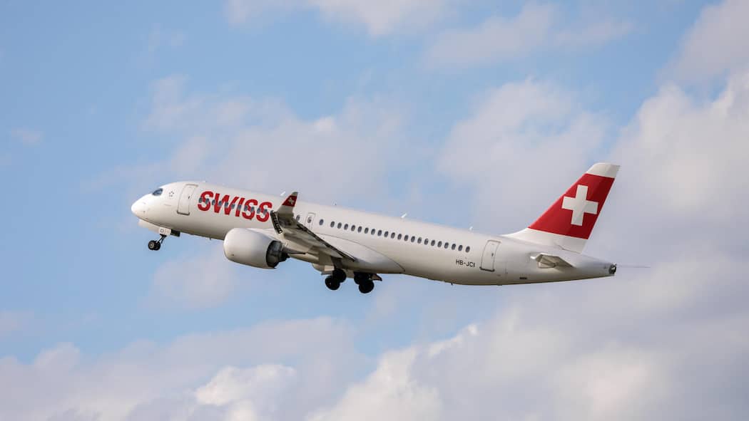 Flug gestrichen? So holen Sie Ihr Geld zurück Foto: Sven Thomann, 20.4.2026, Kloten (ZH): Ein Airbus A220-300 der Swiss International Airlines nach dem Start auf der Piste 28 des Flughafen Zuerich. SymbolbildRMS