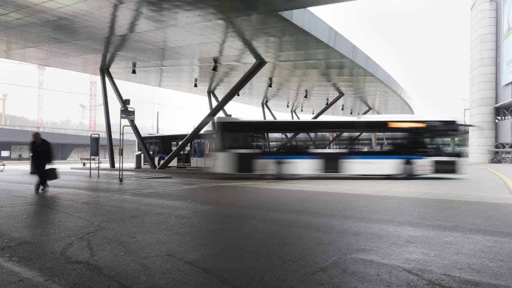 Ein ÖV-Passagier zahlt teuer für seinen Irrglauben Bushaltestelle - Ein Mann ist felsenfest überzeugt: Eine Billettkontrolle darf nur in einem Verkehrsmittel stattfinden, aber nicht an der Bushaltestelle davor. Dafür geht er vor Gericht