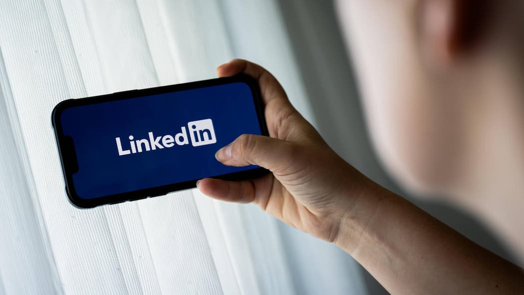 Wie Hacker auf LinkedIn Stellensuchende ausnehmen Photo illustrations in Poland - 04 Sept 2025 In this photo illustration, a LinkedIn logo is seen displayed on a smartphone. Poland Copyright: xMateuszxSlodkowskix/xSOPAxImagesx 20250904SOPAMASL013
imago images 0832453824