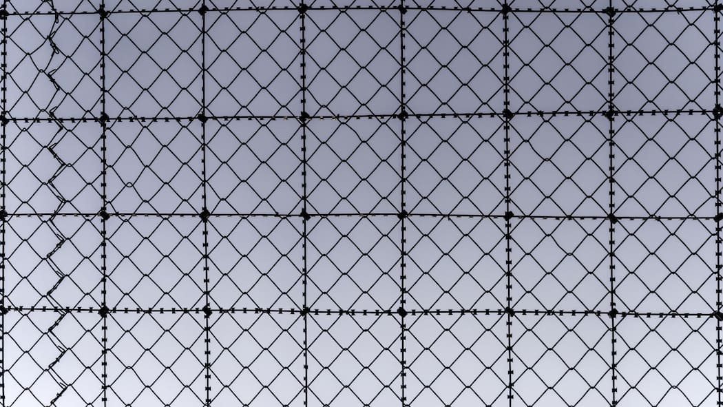 Afghane fünf Monate eingesperrt – zu Unrecht A fence above the outdoor area at the airport prison in Kloten in the canton of Zurich, Switzerland, on January 14, 2016. The airport prison has the departments pretrial detention, corrections and detention pending deportation. (KEYSTONE/Christian Be…