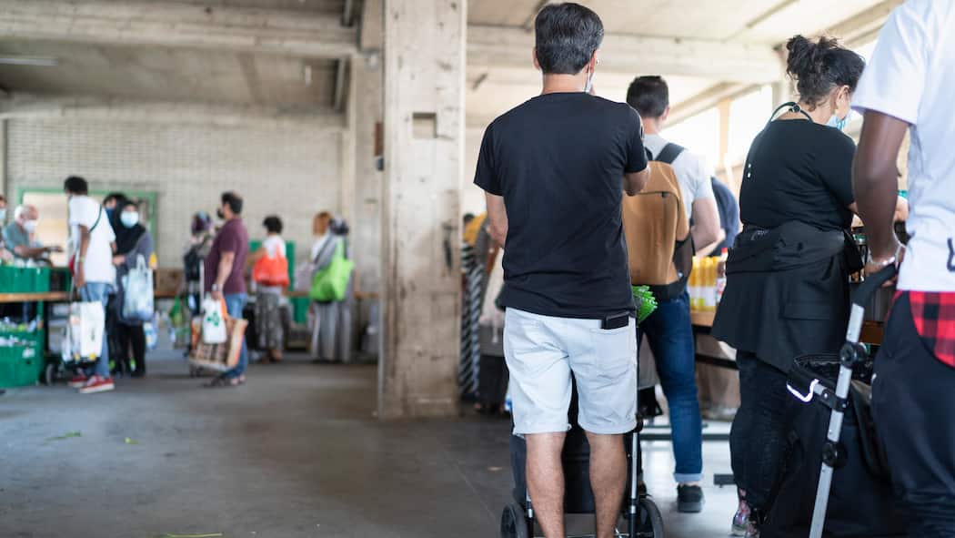 Hilfsorganisation «Essen für alle» schlägt Alarm Bedürftige Menschen erhalten in den Manegg-Hallen in Zürich Lebensmittel vom Verein «Essen für alle»