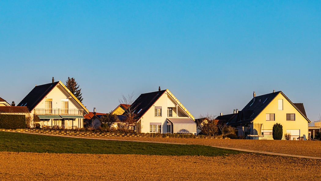 Warum pensionierte Hausbesitzer plötzlich draufzahlen Einfamilienhäuser - Die Reform kommt, der Schuldzinsabzug geht. Für viele Hausbesitzer im Ruhestand wird die Rechnung unterm Strich teurer – und das Sparkonto nutzlos