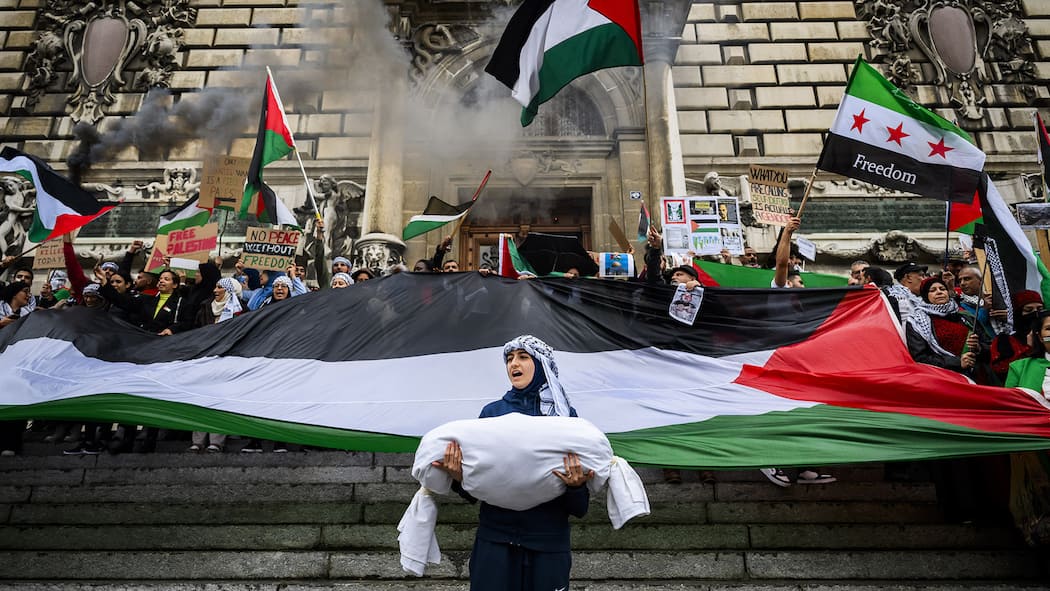 Keine Demos gegen den Krieg – dürfen die Behörden das? Eine Gruppe von Menschen demonstriert am Donnerstag, 19. Oktober 2023 in Lausanne gegen den Krieg in Israel und Palästina.