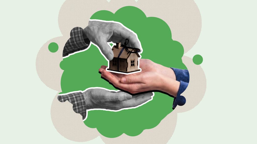 Wie kann ich meinen Kindern aus erster Ehe das Haus vermachen? Ein Paar Hände überreicht einem anderen Paar Hände ein Haus in Miniature-Form - Wer kinderlos ist, jedoch Kinder aus erster Ehe hat, kann seine jetzige Ehepartnerin als «Vorerbin» und die Kinder als «Nacherben» einsetzen. Was das im Detail bedeutet und was man dabei beachten sollte.