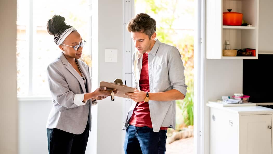 Was Mieter preisgeben müssen Ein Mietinteressent unterschreibt bei der Wohnungsbesichtigung ein Dokument, welches ihm die Vermieterin überreicht.