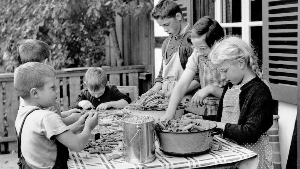 Die Kinder von einst «Versorgten» leiden bis heute Fürsorgerisch fremdplatzierte Mädchen und Buben in einer Berner Armenerziehungsanstalt