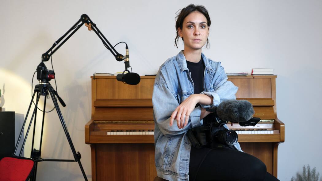 «Ich filmte Grandpa über 100 Stunden» Anna Fersztand sitzt vor einem Klavier mit ihrer Kamera auf den Knien.