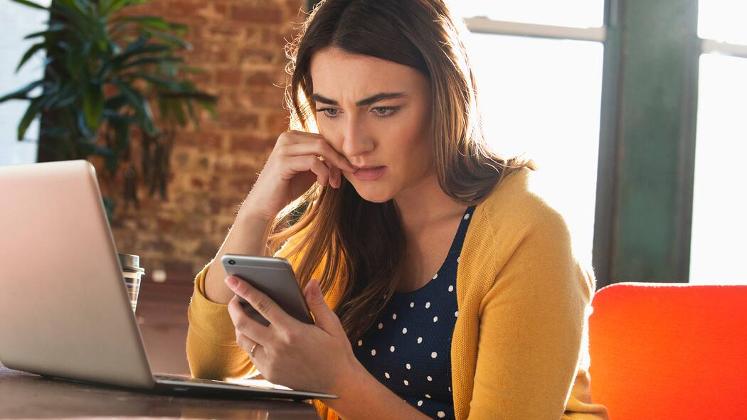 Wenn die Arbeit zu Hause weitergeht Angestellte checkt Mails in der Freizeit