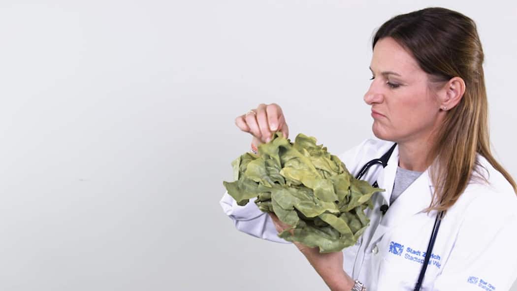 Wie gesund ist Salat? Ärztin Claudia Twerenbold erklärt, wie gesund Salat wirklich ist.
