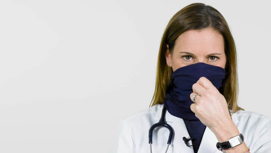 Schadet Joggen im Winter den Atemwegen? Dr. Claudia Twerenbold zieht einen Schal über ihr Gesicht