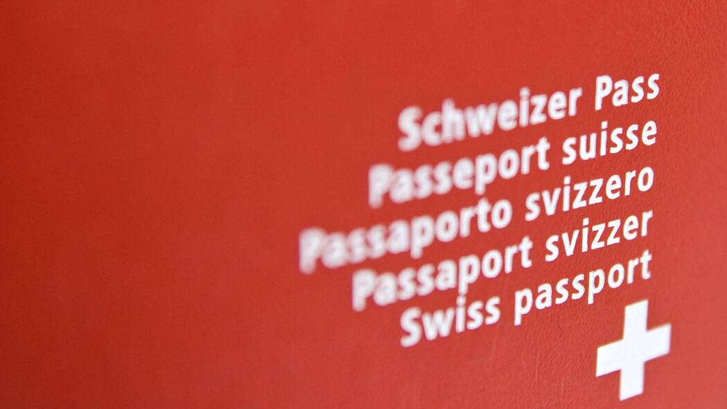 Wer bekommt den roten Pass? Schweizer Pass.