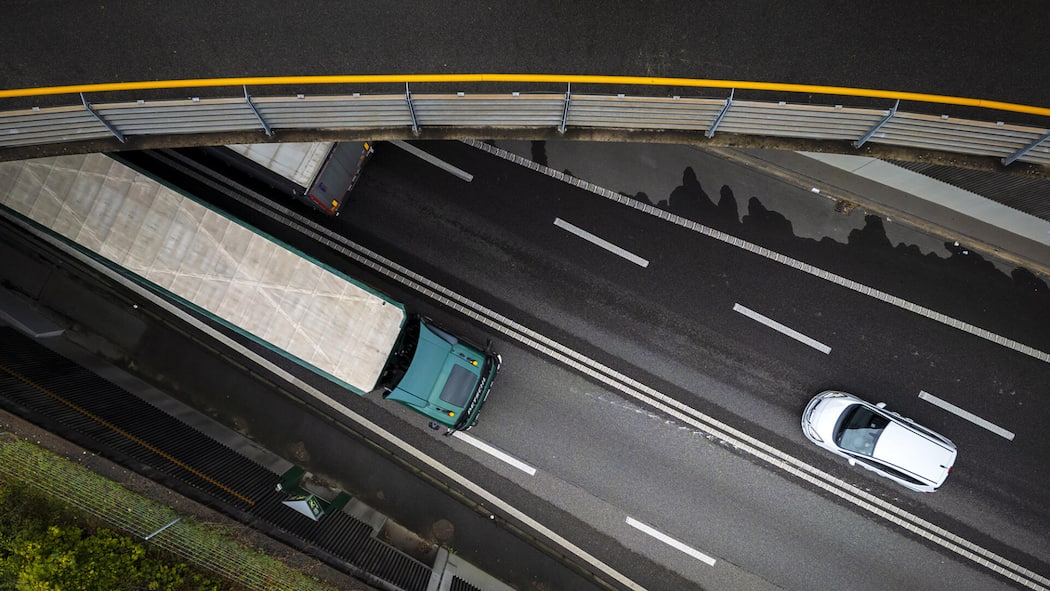 Der Autopilot erobert dieses Jahr die Strassen Blick von oben auf Strasse - Wer ein Auto besitzt oder ein neues kaufen will, muss sich umstellen: 2026 bringt Erleichterungen im digitalen Bereich – und strengere Vorschriften. Ein Überblick über die wichtigsten Änderungen