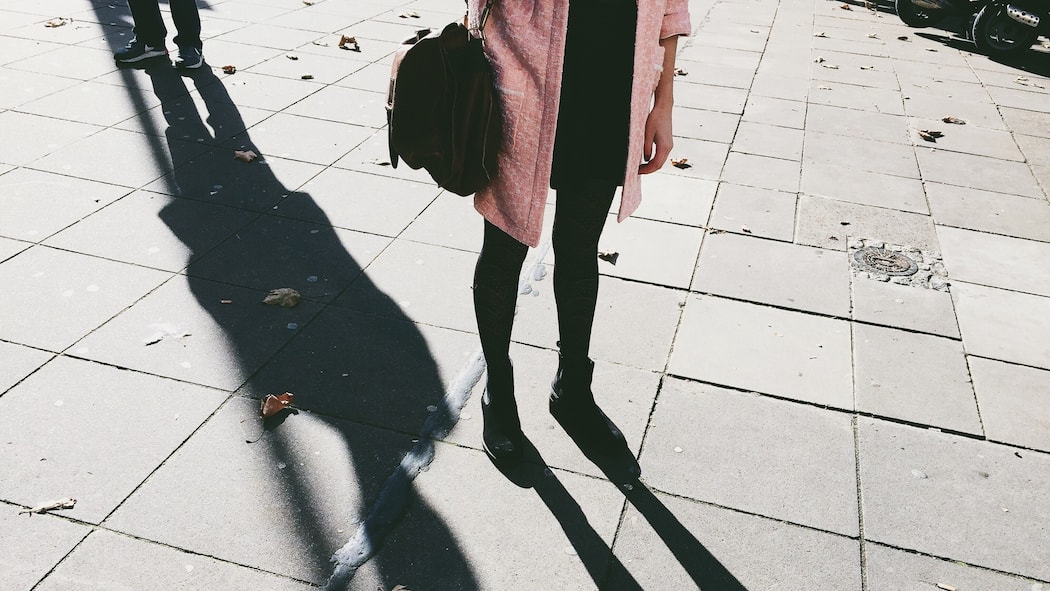 Sexuell belästigt – so wehren Sie sich Mann steht hinter Frau