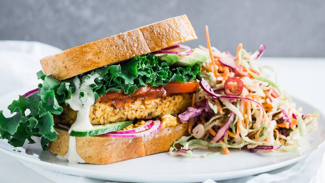9 Alternativen zu Fleisch Sandwich mit Tempeh und Federkohl