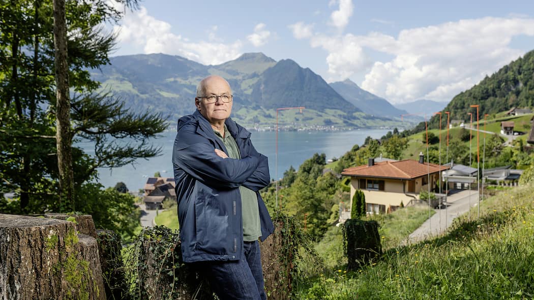 Wenn der Wald Luxuswohnungen weichen muss Andy Tschümperlin vor einem Bauprofil in Gersau. Dort sollen Luxusobjekte entstehen, deren Standort zu nahe an den Wald geplant wurde. Laut Gesetz mï¿ï¾¼sste aber ein Mindestabstand eingehalten werden, der in diesem Fall ï¿ï¾¼berschritten wurde. Der Kanton hat aber bisherige Beschwerden falle