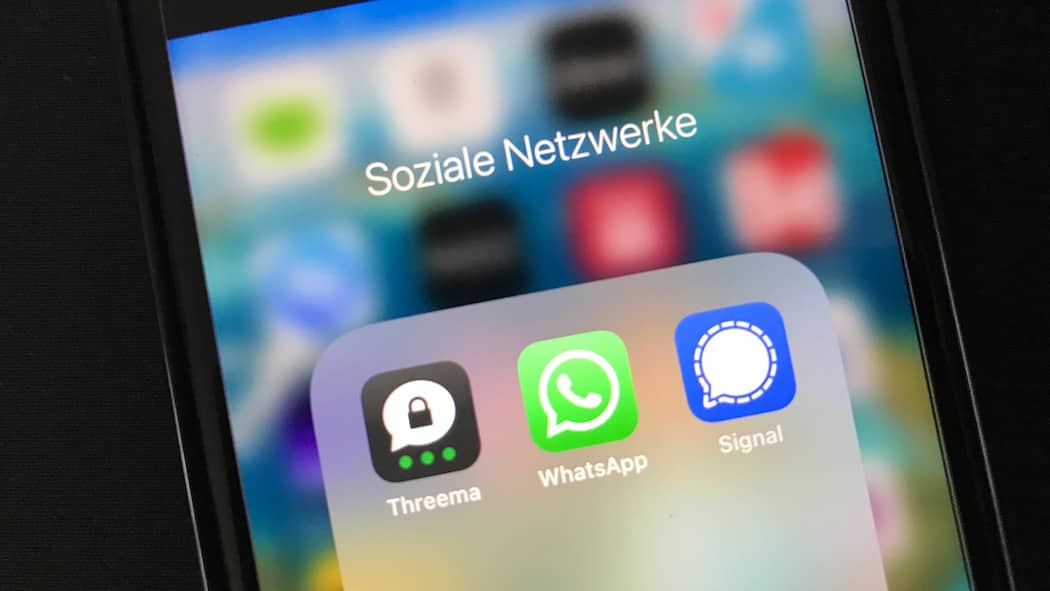 Kann ich Whatsapp unbesorgt nutzen? Auf einem Smartphone sind die Messenger-Apps von Whatsapp, Threema und Signal abgelegt.