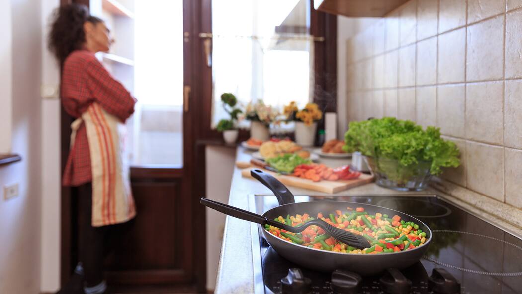 Denken Sie zu viel über gesunde Ernährung nach? Nachdenkliche Frau in Küche