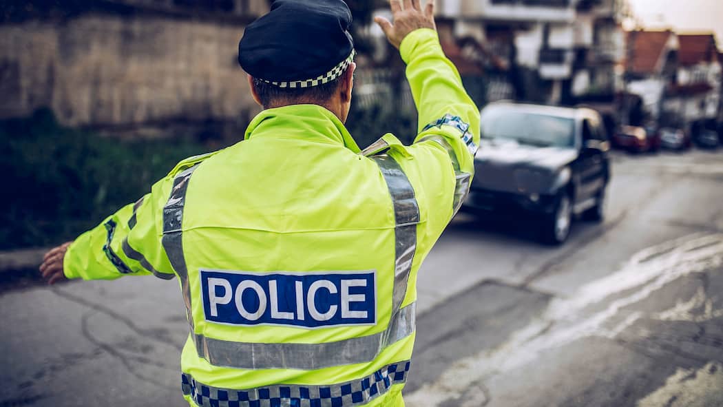 Busse aus dem Ausland gekriegt? So reagieren Sie richtig Ein Verkehrspolizist im Ausland - Wer nach einem Autotrip im Ausland eine Busse erhält und sie nicht zahlt, riskiert einiges. Der Beobachter sagt, wie Sie auf den Strafzettel reagieren