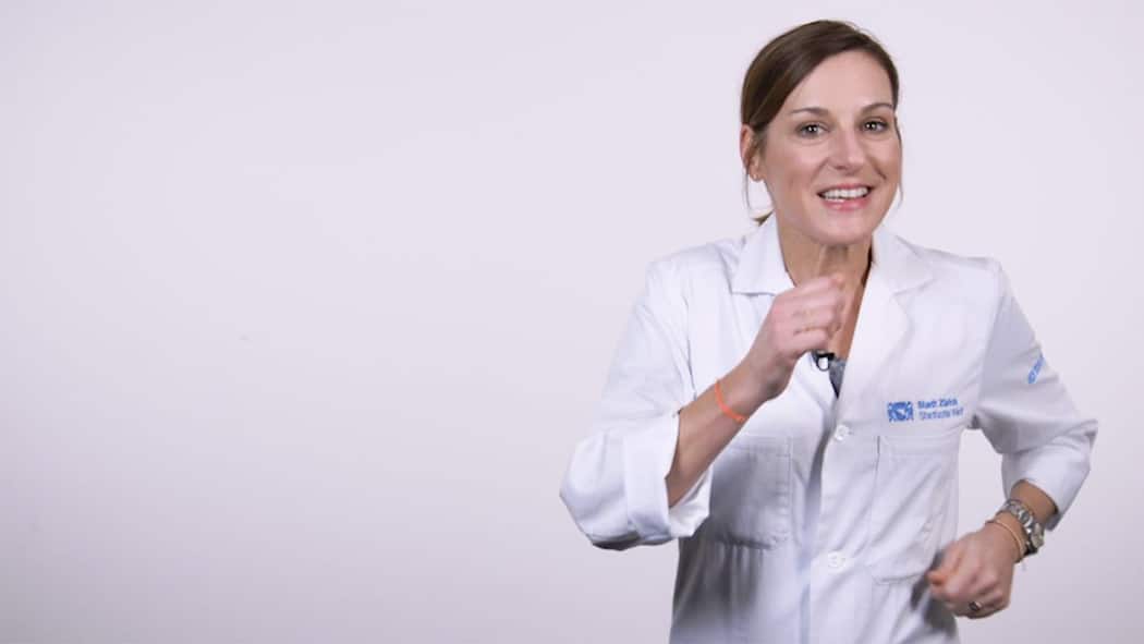 Sind 10'000 Schritte pro Tag gesund? Ärztin Claudia Twerenbold erklärt im Video, wie viel man gehen sollte für die Gesundheit.