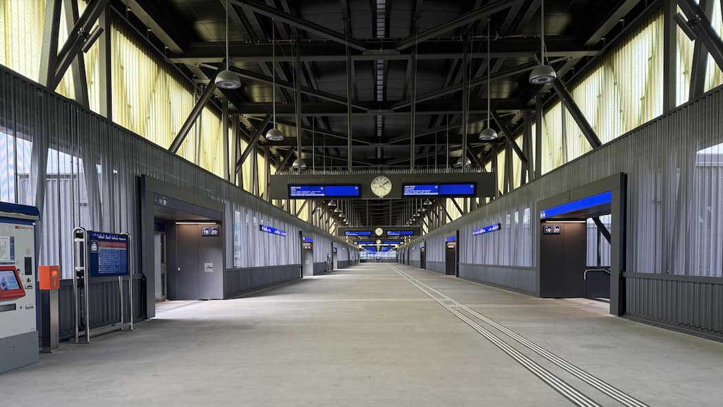 Auf Gleis 8 hats viel Platz für Grünzeug Passerelle am Bahnhof SBB Basel - In Basel wurde für 60 Millionen Franken ein leeres Stück Bahnhof gebaut. Zeit für neue Ideen