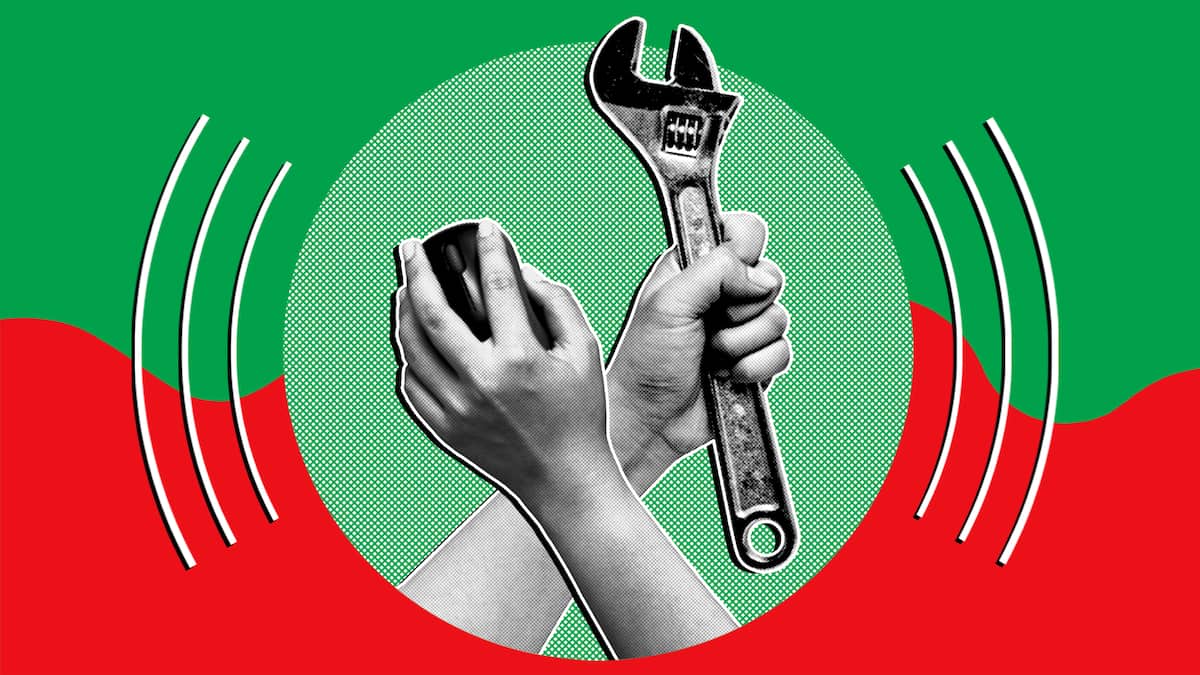 Zwei Hände halten eine Computermaus und ein Werkzeug vor einem rot-grünen Hintergrund. Der Beobachter beantwortet für Ratsuchende Fragen zum Arbeitsrecht. Buchen Sie jetzt einen Beratungstermin