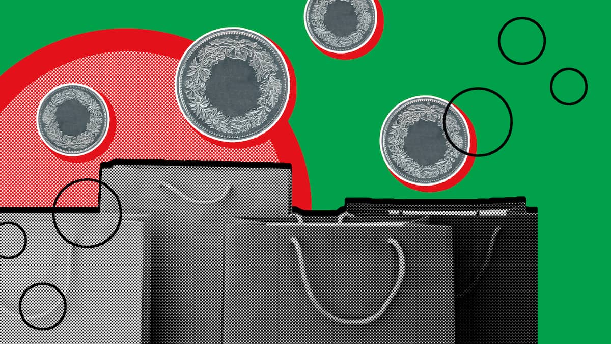 Geldmünzen und Einkaufstaschen stehen vor einem rot-grünen Hintergrund. Der Beobachter beantwortet für Ratsuchende Fragen zum Thema Konsum. Buchen Sie jetzt einen Beratungstermin