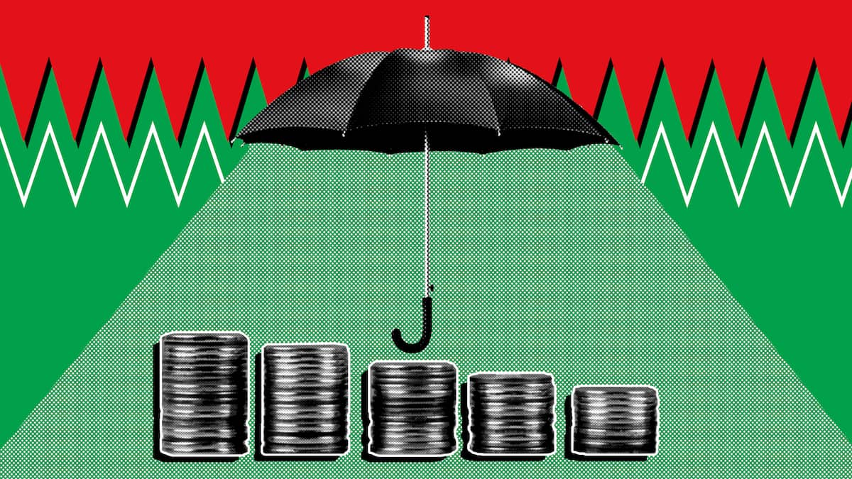 Ein Regenschirm ist aufgespannt vor einem Stapel Geldmünzen vor einem rot-grünen Hintergrund. Der Beobachter beantwortet für Ratsuchende Fragen zum Thema Sozialversicherungen. Buchen Sie jetzt einen Beratungstermin