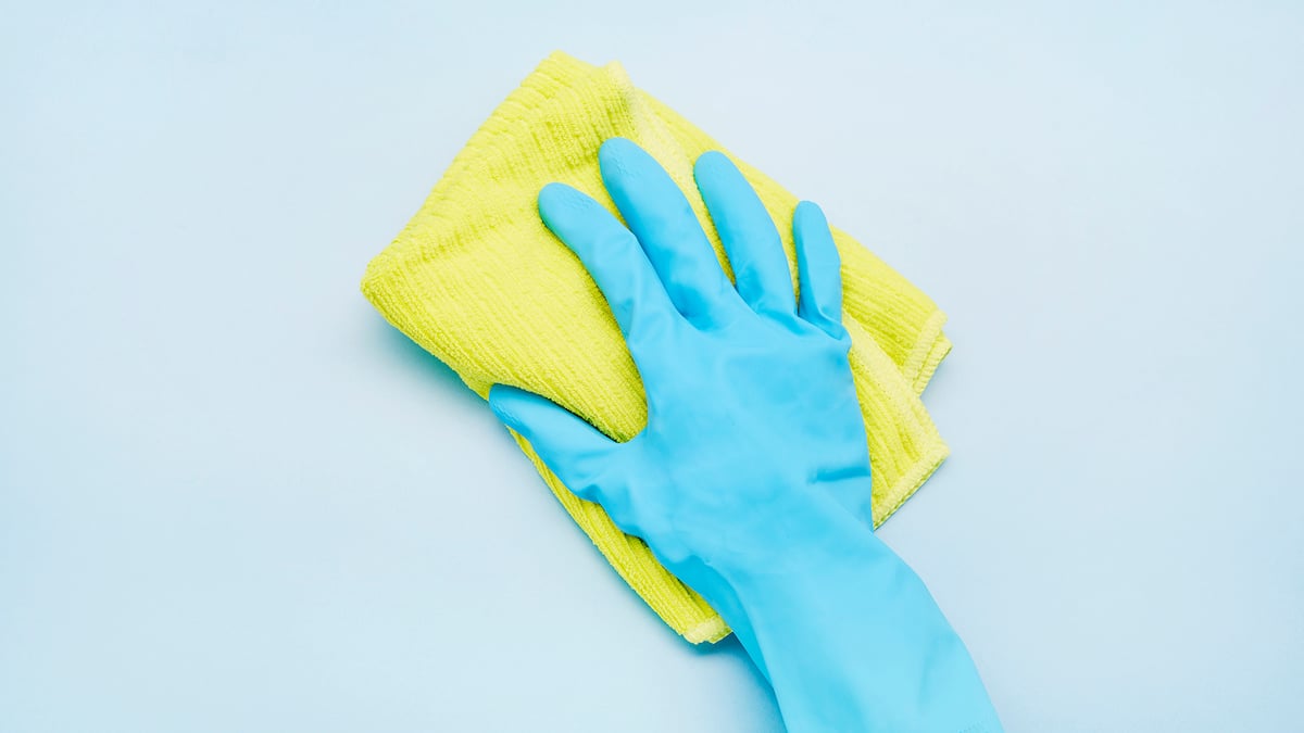 Stiftung SOS Beobachter hilft einer erkrankten Frau bei der Wohnungsreinigung Stiftung SOS Beobachter hilft einer erkrankten Frau bei der Wohnungsreinigung