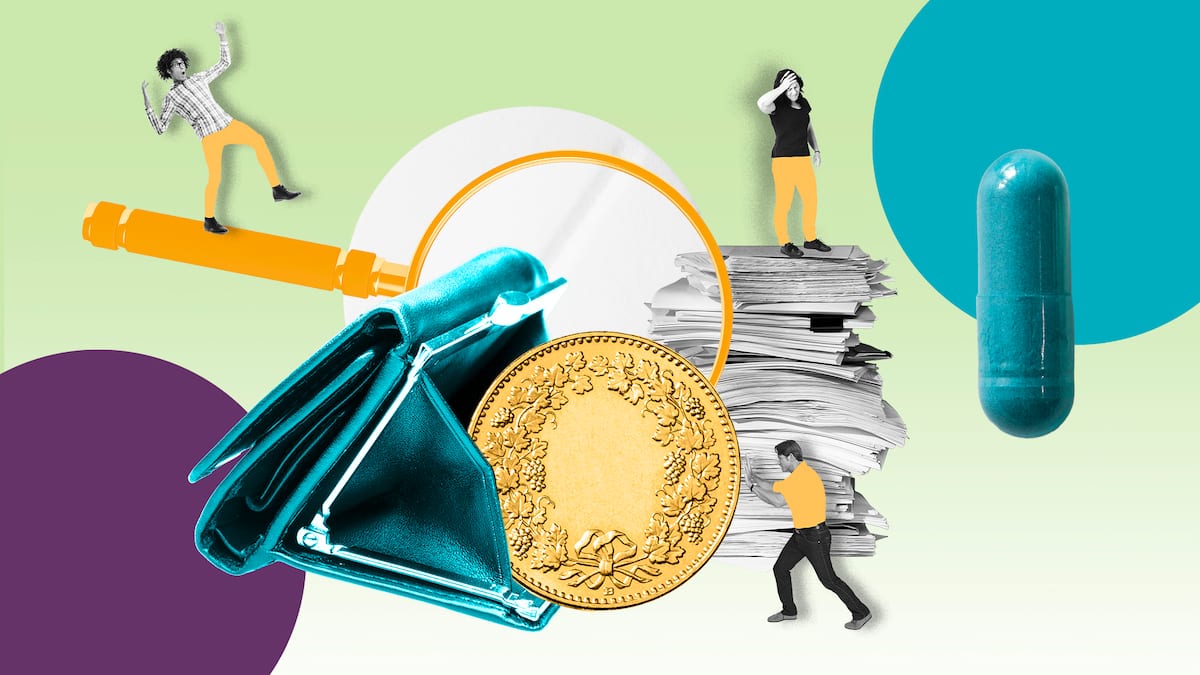 Beobachter Prämienticker Collage mit Medikamenten, Geld, Lupe und Rechnungen