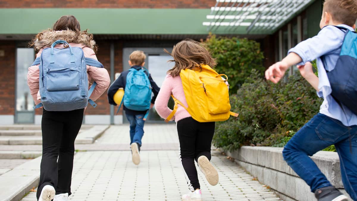 Kinder mit Rucksäcken rennen in die Schule. Der Beobachter in Kooperation mit dem Verband Fussverkehr Schweiz hilft Betroffenen mit einem kostenlosen Webinar am 25. April von 18 Uhr bis 19 Uhr bei Fragen zum Thema Schulwege. Wie ist es um den Zustand unserer Schulwege bestellt? Wo liegen die Probleme? Und vor allem: Was können Sie, als Eltern unternehmen, wenn Sie Ihrem Kind einen seinem Alter und seiner Leistungsfähigkeit passenden Schulweg garantieren wollen? Unsere Experten nehmen Stellung.