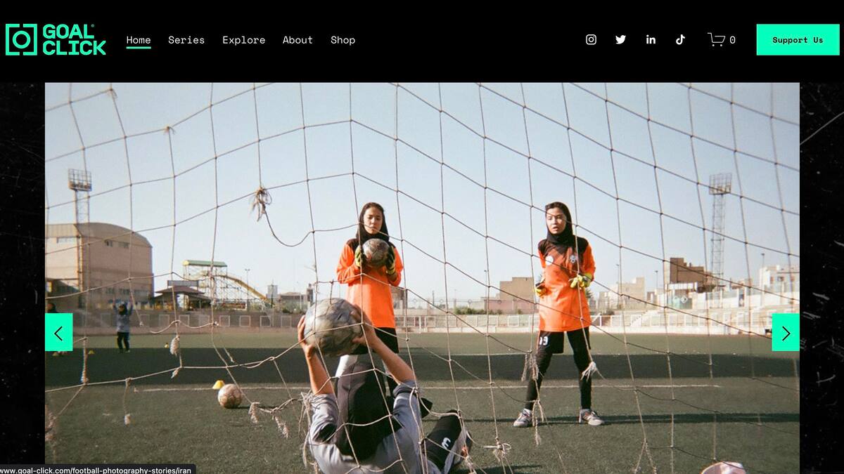 Website von Goal Click. Zwei Frauen auf Fussballfeld mit Torhüter