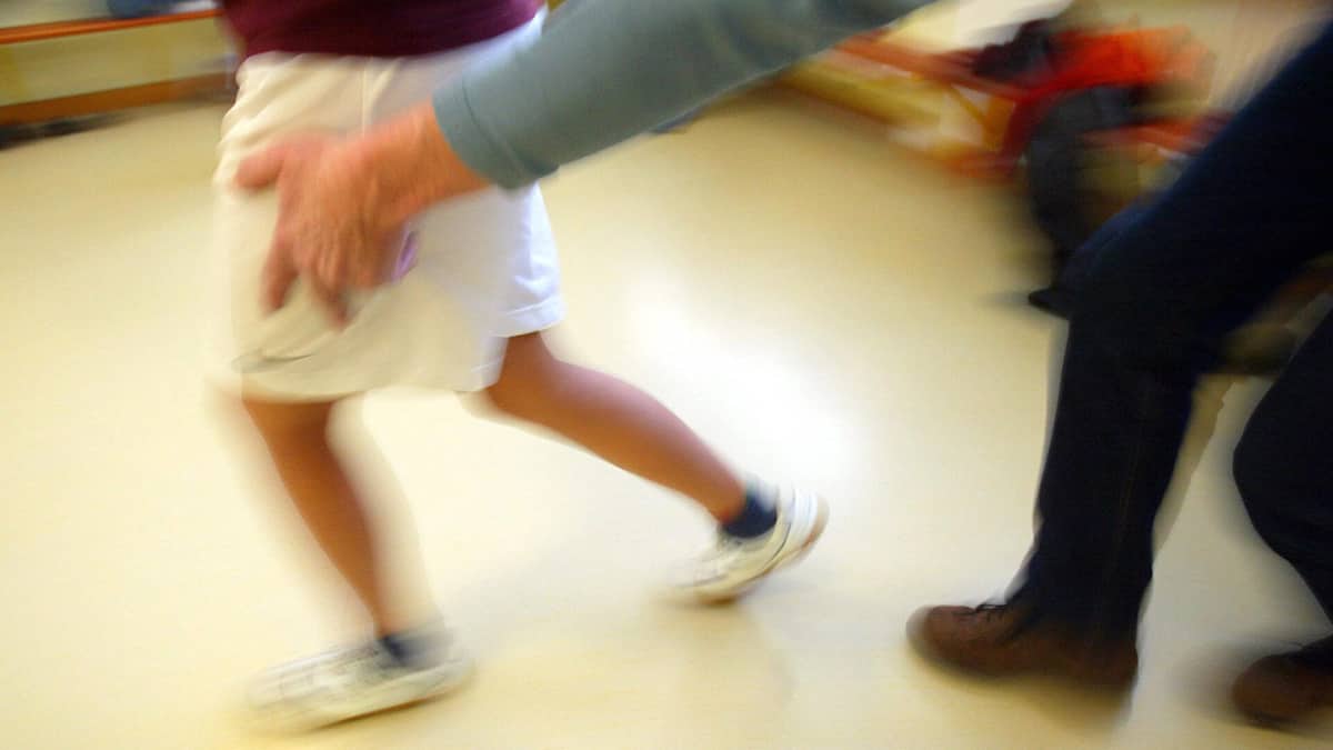 Mann droht indirekt, Kinder zu missbrauchen – U-Haft Mann droht indirekt, Kinder zu missbrauchen – U-Haft