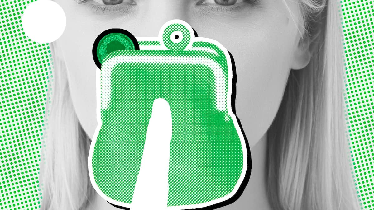 Vor dem Mund einer jungen Frau befindet sich ein Portemonnaie und ihr Zeigefinger ist ausgestreckt, um anzudeuten, dass Angestellte über den Lohn zu schweigen haben. Können Arbeitgeber ihren Mitarbeitenden wirklich verbieten, untereinander über den Lohn zu sprechen? Das sagt das Recht dazu